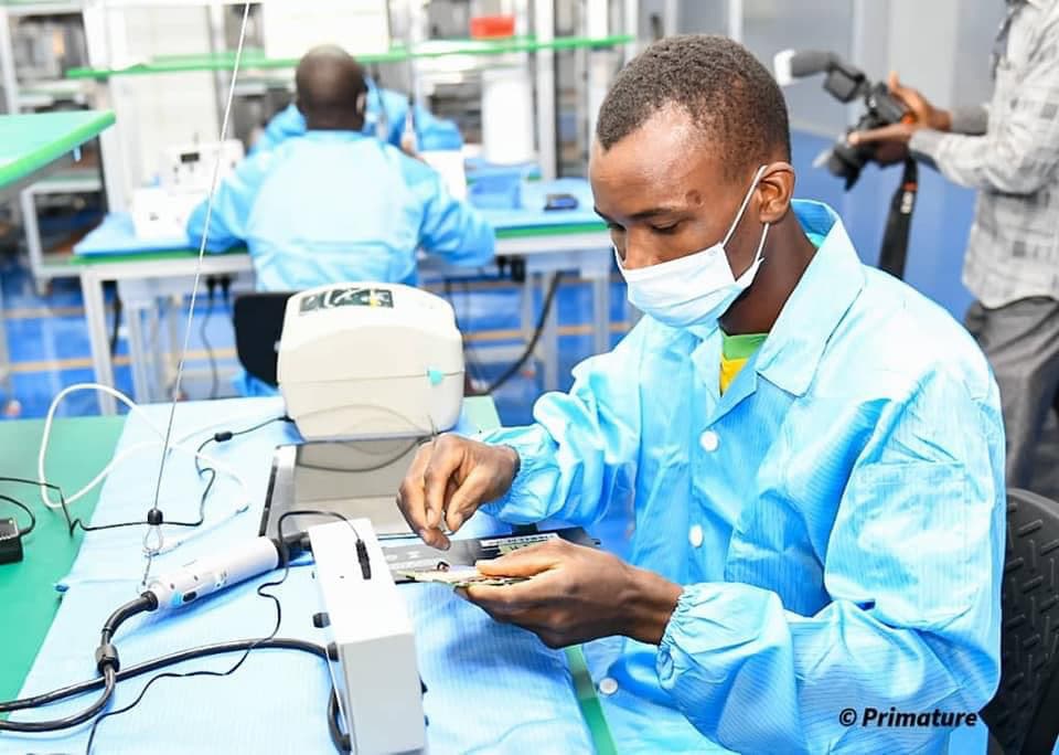 Employé Horizon Industries assemblant des équipements électroniques en laboratoire